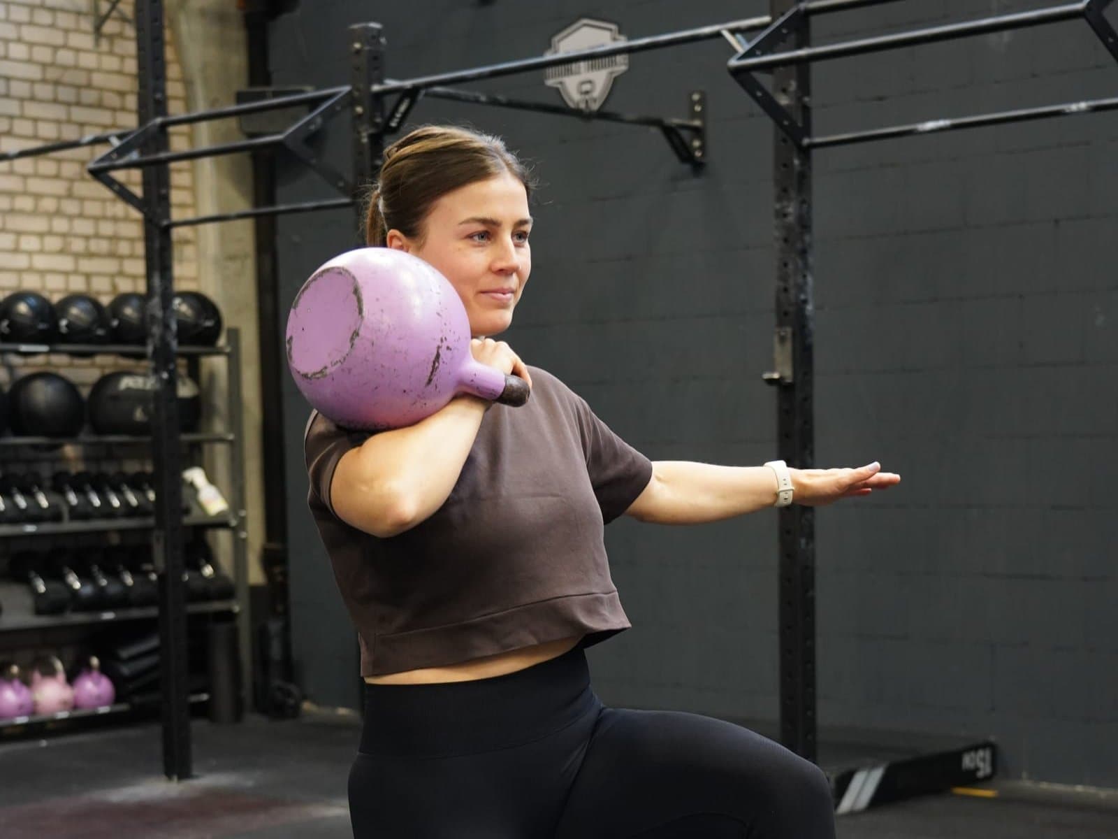 Franzi trainiert mit der Kettlebell in Front-Rack-Position